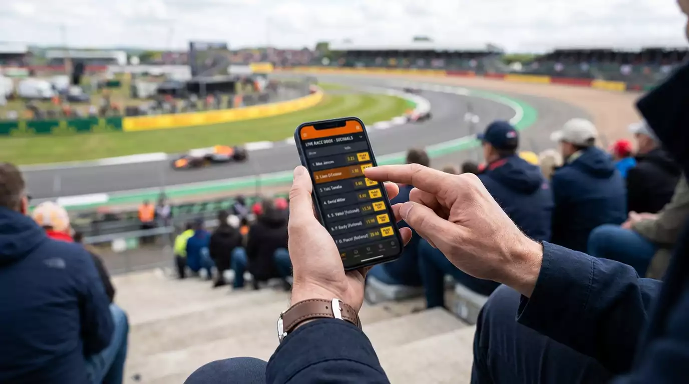 Persoon bekijkt Formule 1 quoteringen op een smartphone tijdens een raceweekend